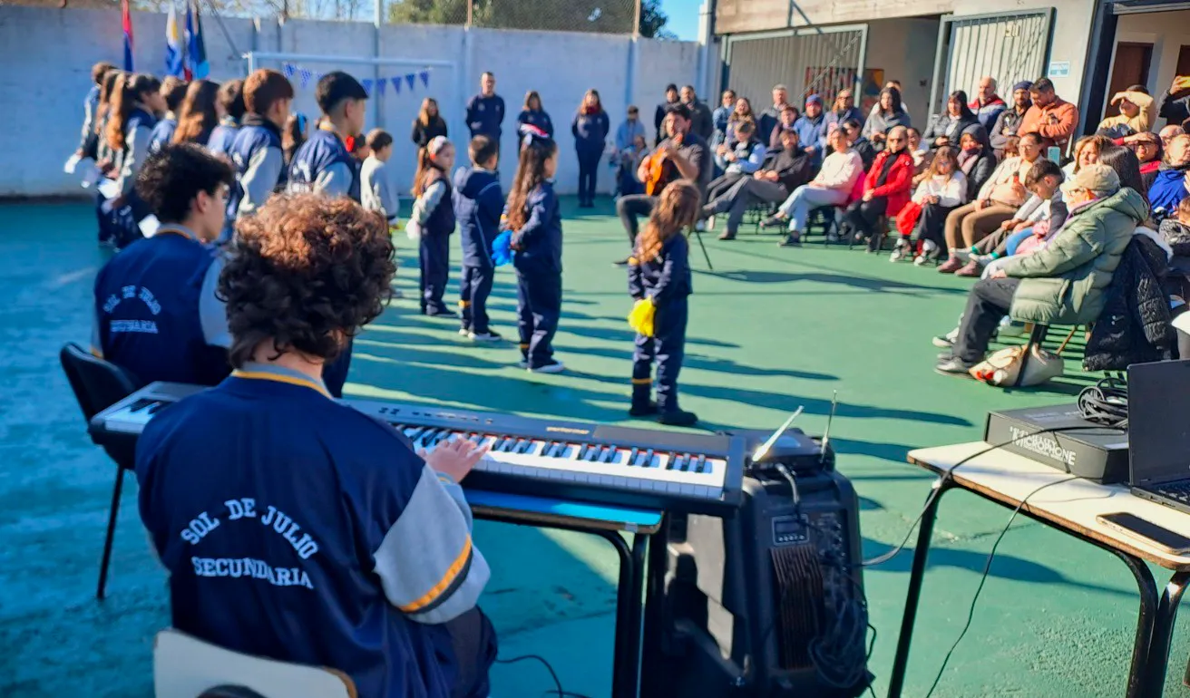 Encuentro de la comunidad educativa de Sol de Julio